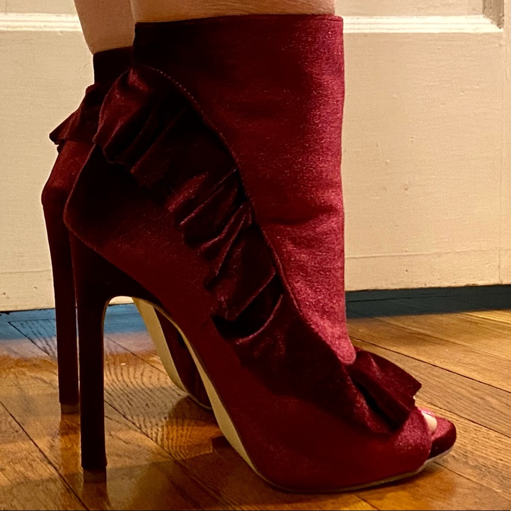 Beautiful Burgundy Velvet Heels Size 6